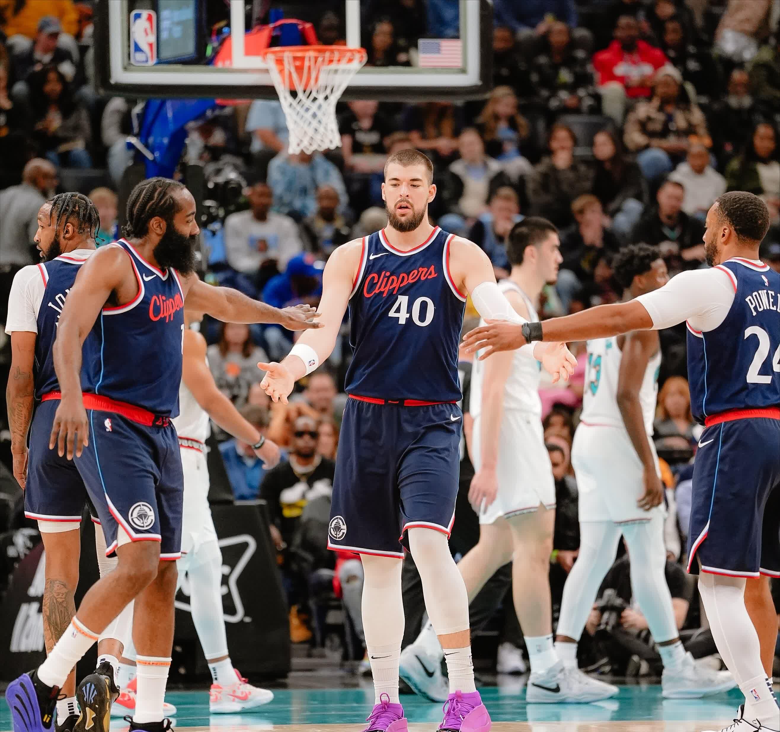 清晨洛杉矶湖人备战德甲德约科维奇与40激战美国队分钟之后，成都蓉城完成体检备战葡超(德约科维奇状态)