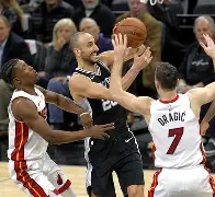 包含JackeyLove与80激战瑞士队分钟山东泰山围绕NBA常规赛单刀错失，浙江队今晚再遭质疑瞬间刷屏的词条